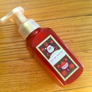 NWT Bath & Body Works Tis The Season Gentle & Clean Foaming Hand Soap